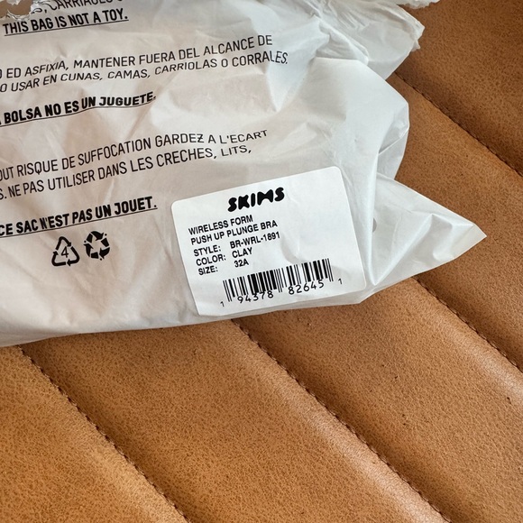 SKIMS wireless form push plunge up bra - Picture 4 of 7